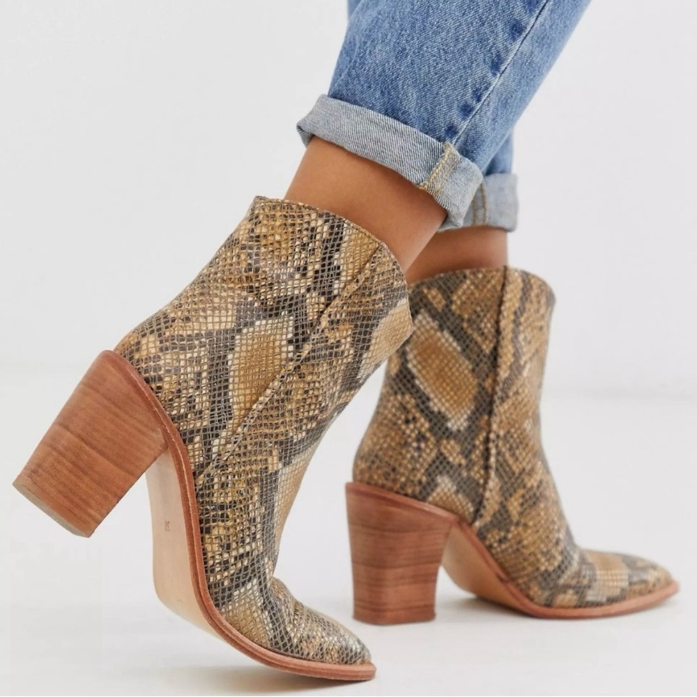 Free People Barclay Snakeskin boots women’s size 39